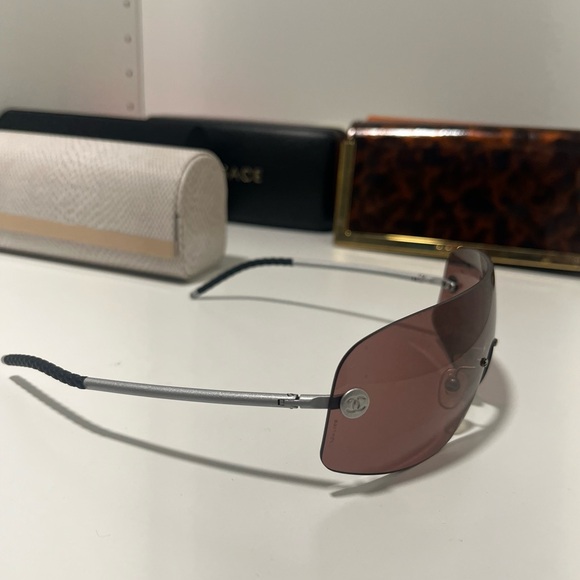 CHANEL Shield Rimless Amber sunglasses - Picture 6 of 8